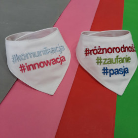 biała apaszka dla psa na zamówienie z kolorowym hatem